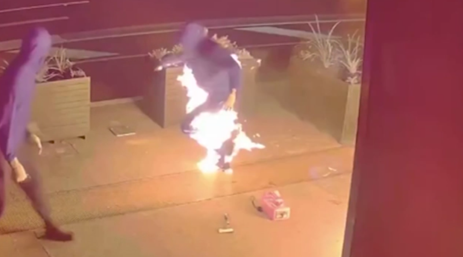 Doi indivizi au incendiat un restaurant în Australia. Unul dintre suspecți și-a dat foc la haine