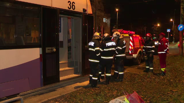 Un tramvai a luat foc în Timișoara, lângă Spitalul de Copii. Pasagerii au fost evacuați. „A început să iasă și flacără”