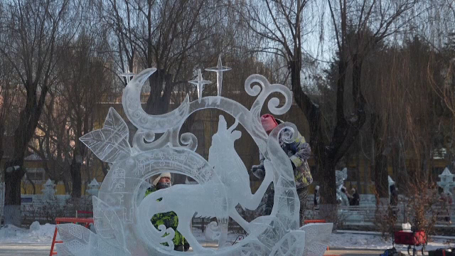 Festival de sculpturi în gheață. Artiști din toată lumea creează vietăți mitologice și personaje de poveste