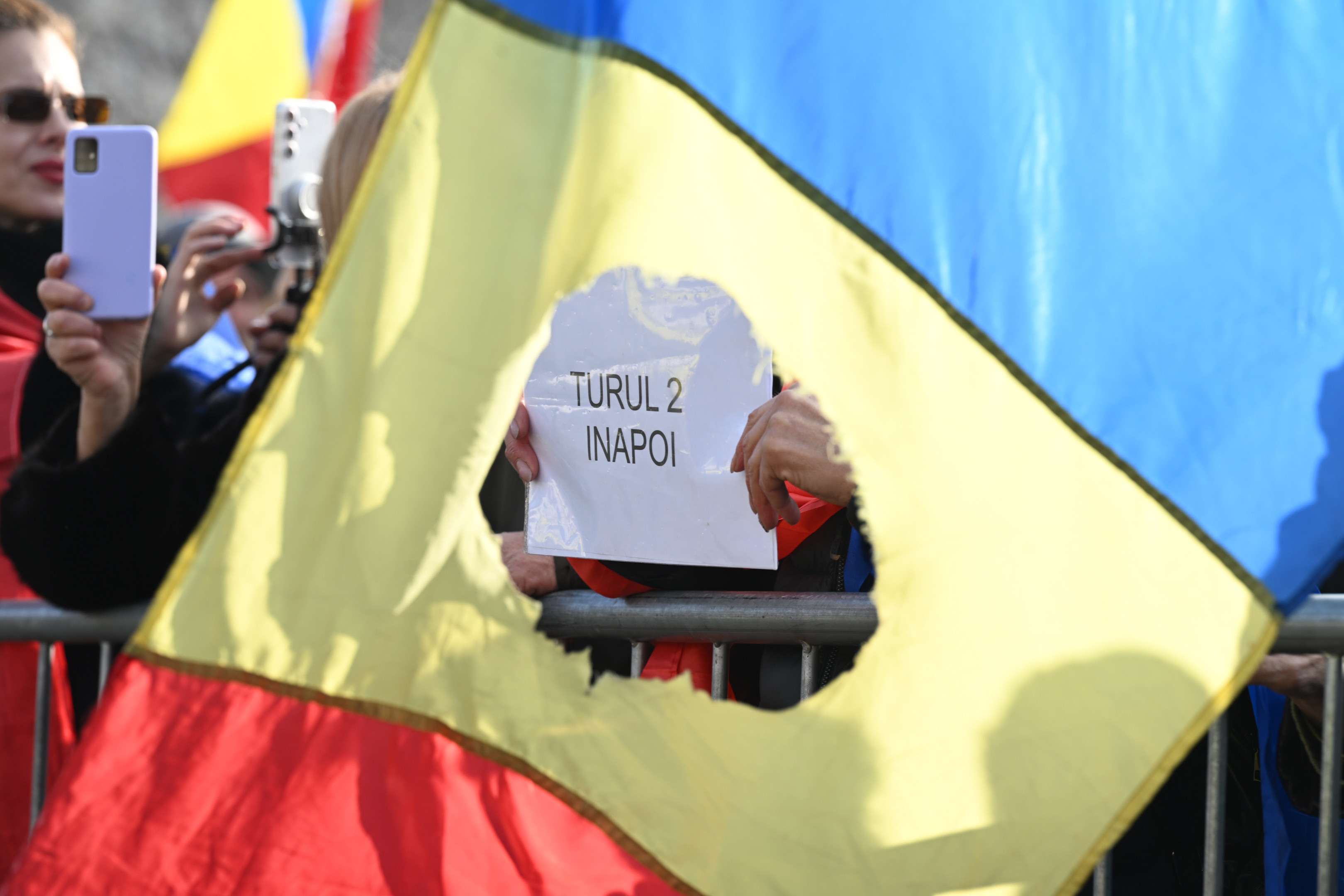 Protest în Piața Victoriei pentru reluarea turului al doilea al prezidențialelor. Un participant era înarmat cu un cuțit