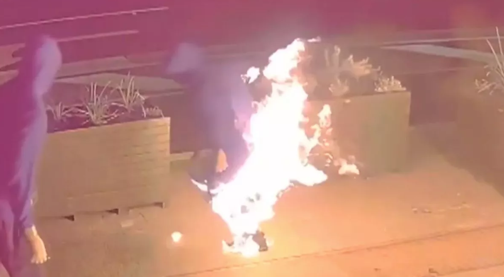 Momentul în care un bărbat vrea să incendieze un restaurant, dar își dă foc accidental la pantaloni. Acum e căutat de poliție