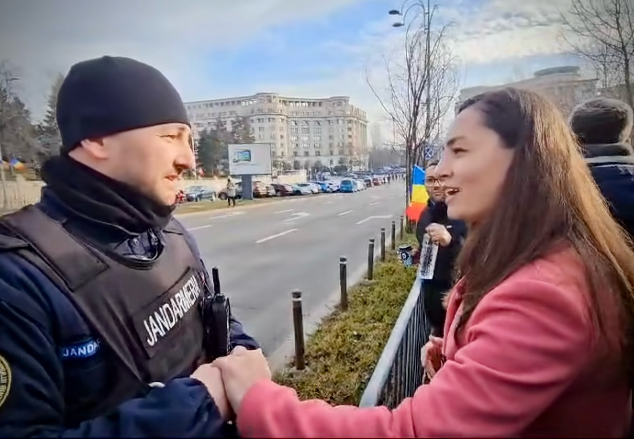 Ana Gavrilă, acuzată de manipulare. După ce s-a certat cu un jandarm a susținut contrariul: „Jandarmii sunt cu noi” | VIDEO