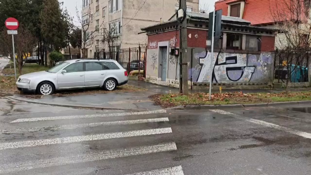 Un șofer căruia polițiștii i-au făcut semn să oprească a sărit în apă de pe un pod, ca să scape. VIDEO