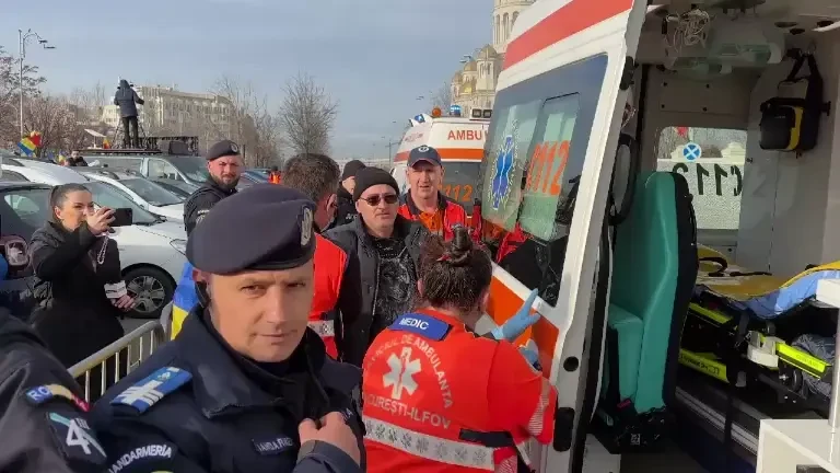 Câteva persoane care protestează la sediul CCR au avut nevoie de îngrijiri medicale