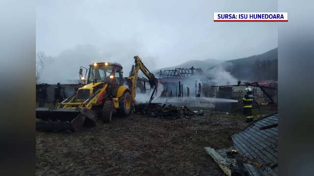 Incendiu puternic în Hunedoara. Gospodăria unei familii, distrusă de flăcările scăpate de sub control