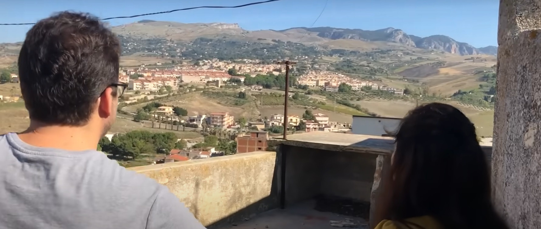 O familie din Marea Britanie a cumpărat o casă cu doar 3 euro, într-un „oraș-fantomă” din Italia | VIDEO