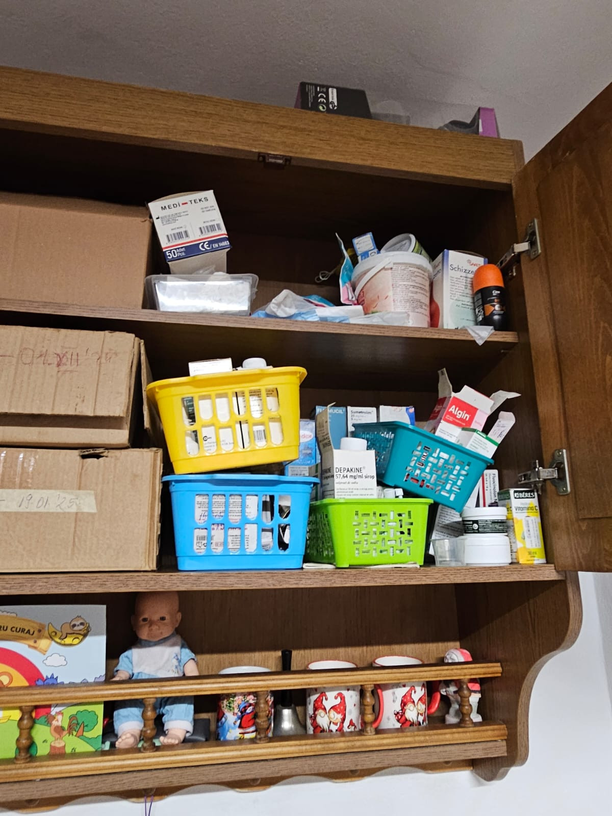 Copii cu dizabilităţi încuiaţi în camere cu zăvor şi trataţi cu medicamente expirate, în centre din Mureş. Parchetul, sesizat