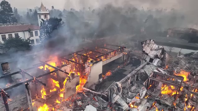 Evacuări în masă în Los Angeles. Peste 150.000 de persoane afectate de incendii