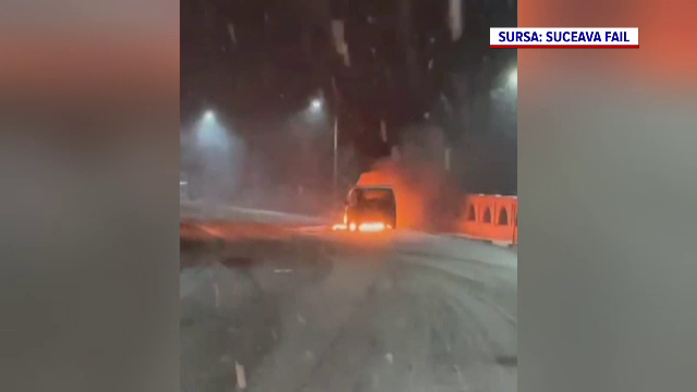 Mașină în flăcări pe un drum din Suceava. Șoferul a reușit să se salveze, dar autoturismul a fost complet distrus