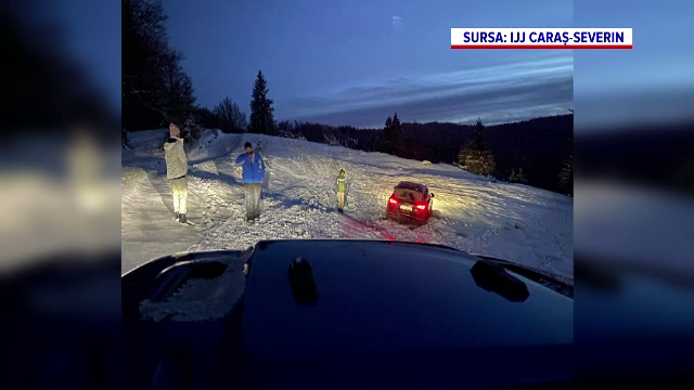 Familie cu trei copii, salvată de pe Muntele Mic. S-au abătut de la drum pentru poze, dar au rămas înzăpeziţi