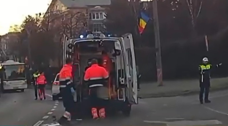 Minori loviți de o șoferiță pe o trecere de pietoni nesemaforizată în Cluj-Napoca. Tânăra ar fi avut parbrizul înghețat