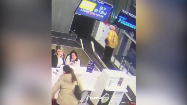 S-a pregătit pentru prima ei călătorie cu avionul, dar nu i-a ieșit. O femeie s-a suit pe banda de bagaje