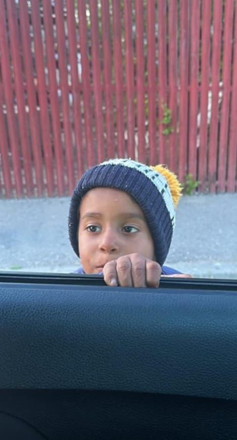 Un copil de 4 ani a dispărut din faţa casei. Poliția cere ajutorul populației pentru a-l găsi