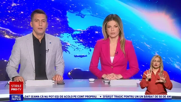 Mașină în flăcări pe un drum din Suceava. Șoferul a reușit să se salveze, dar autoturismul a fost complet distrus