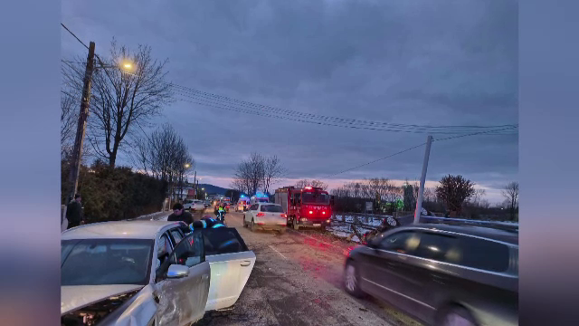 O mașină s-a răsturnat în Suceava, după un impact violent. Trei oameni au ajuns la spital