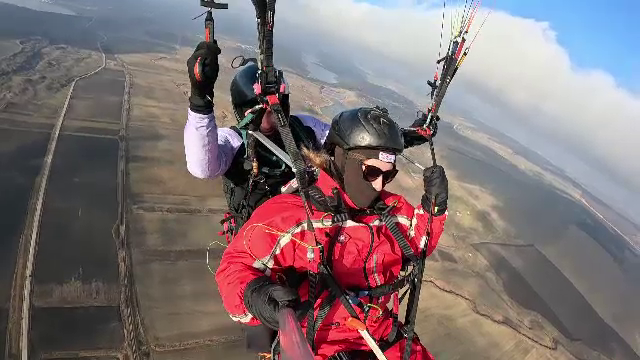 Sezonul de parapantă s-a deschis mai devreme în Iași. Curajoșii au beneficiat de experiențe de neuitat