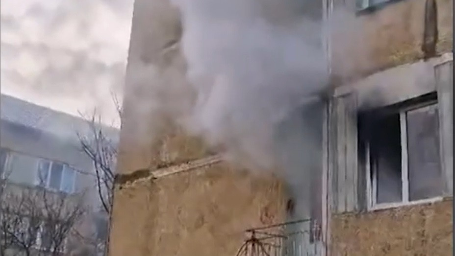 Incendiu izbucnit într-un bloc din Timișoara. O fetiță de opt ani a fost transportată la spital