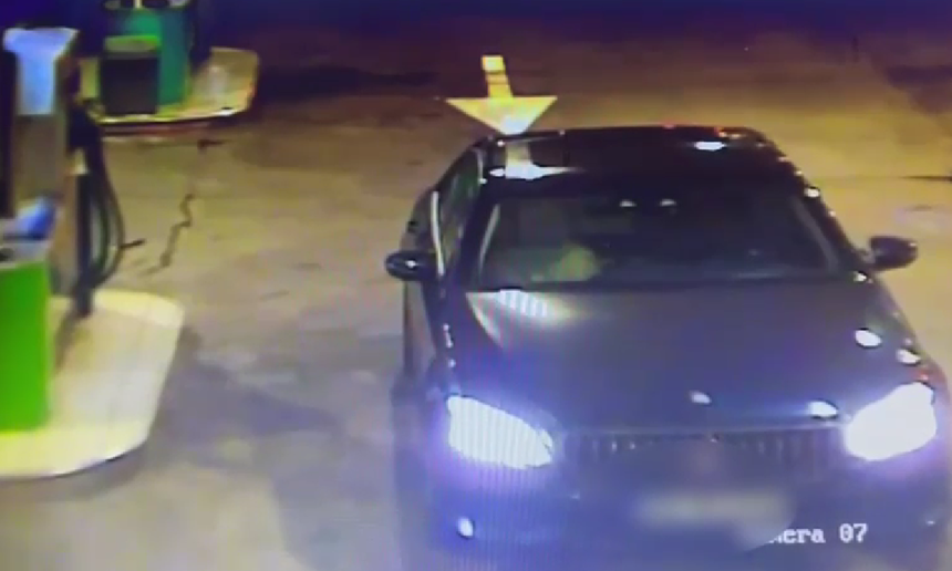 Un bărbat a furat un Mercedes E Class dintr-o benzinărie din Bucureşti și apoi a făcut accident