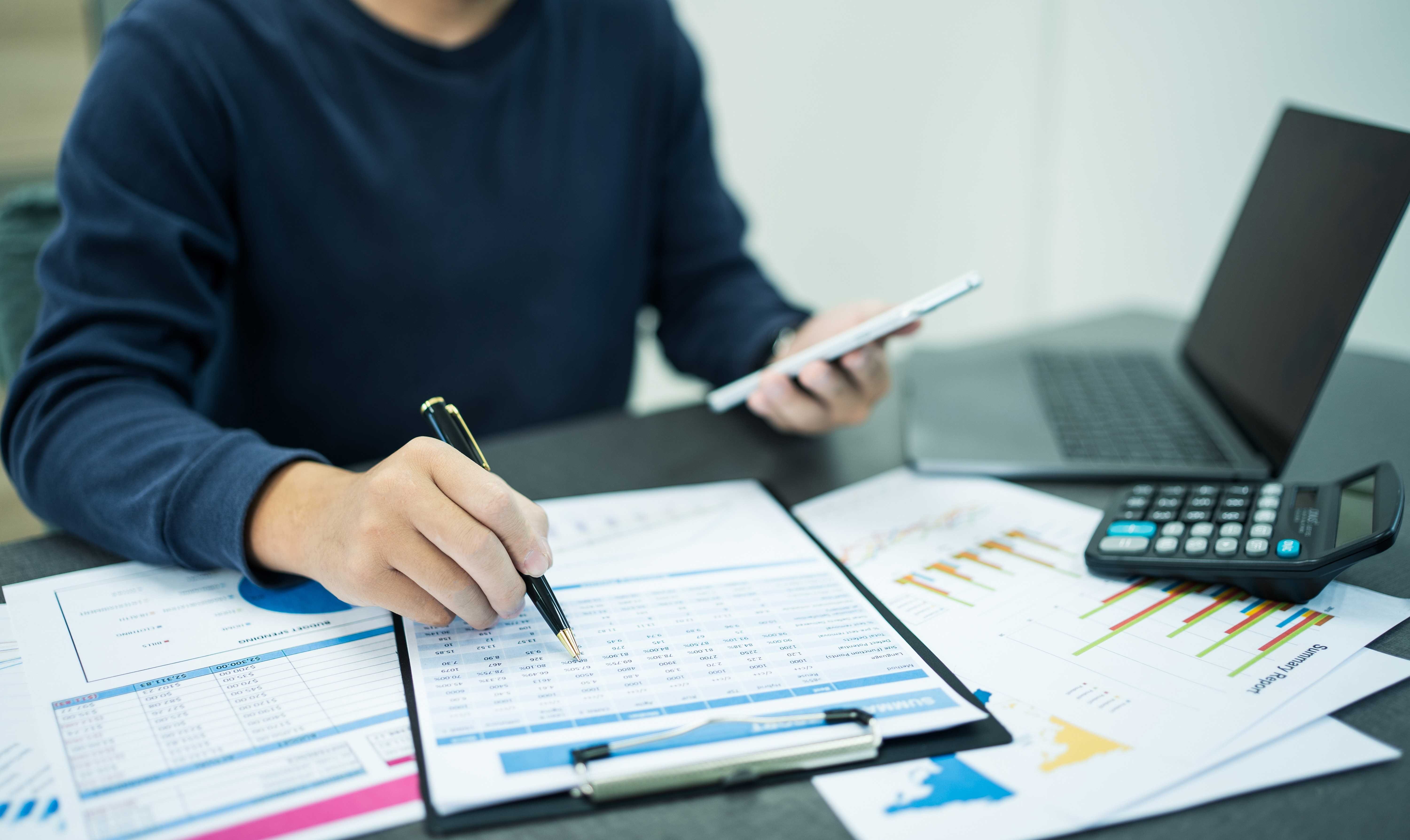 Guvernul vrea să facă rost de bani. Proiect: cresc taxele pe muncă, statul ia în plus 40 de lei din fiecare salariu minim