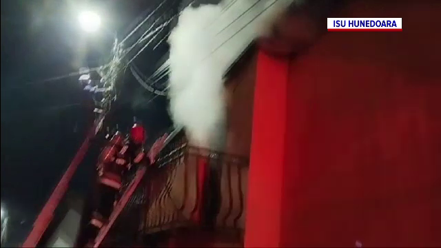 Intervenție de urgență în Deva. Un incendiu puternic a distrus acoperișul unei case