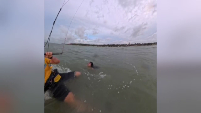 Un brazilian care făcea kitesurfing a salvat o femeie de la înec. A dus-o în spate până la mal