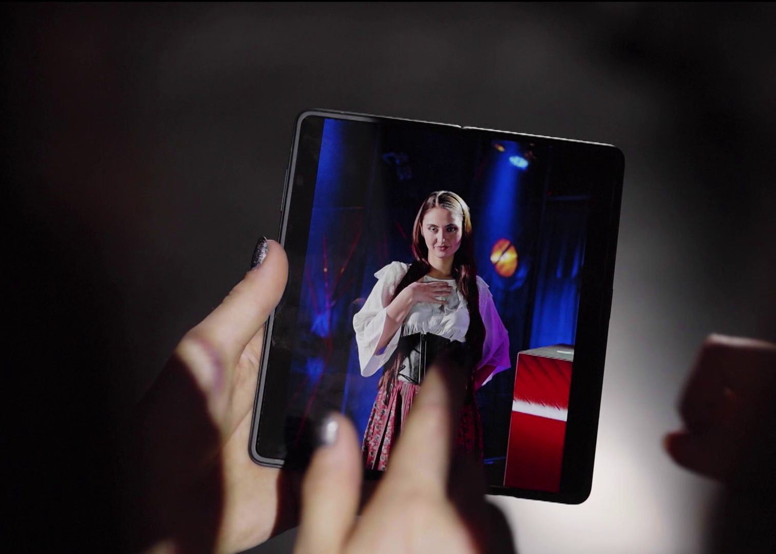 (P) HONOR 200 Pro este telefonul adevăraților câștigători! Aura Șova, câștigătoarea trofeului Vocea României, certifică asta