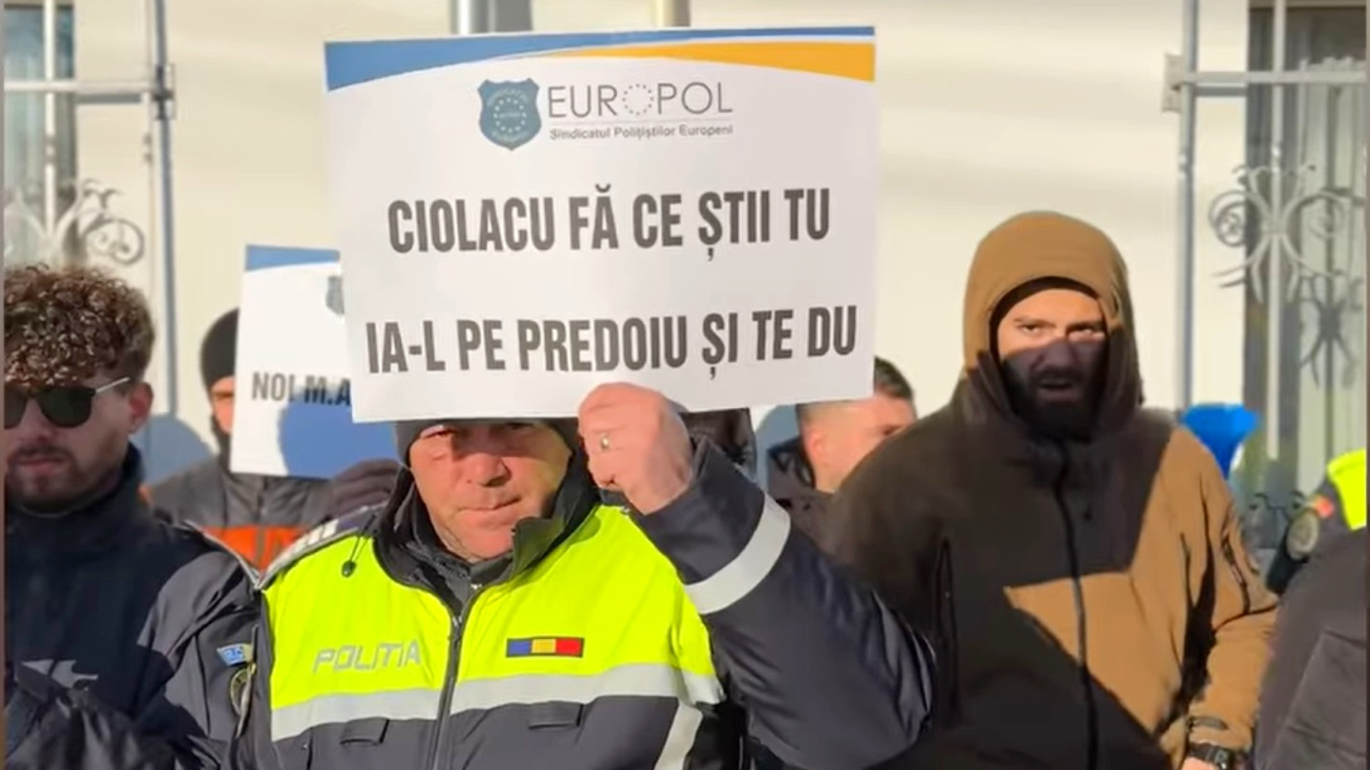 Ordonanţa „trenuleţ” i-a scos din nou în stradă pe polițiști. Sute de angajați protestează în mai multe judeţe din ţară