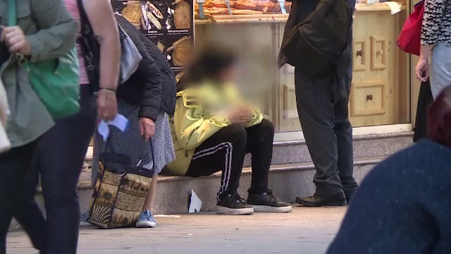 Doi soți au fost atacați de mai mulți indivizi într-o parcare din Bistrița, după ce au refuzat să dea bani unui cerşetor