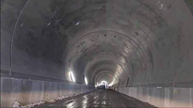 Primul tunel de autostradă din România este aproape gata. „Săpăm în argilă, e nisip, a fost multă provocare”