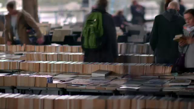 Românii cumpără mai multe cărți datorită recomandărilor făcute pe TikTok. Top 10 cele mai vândute cărți