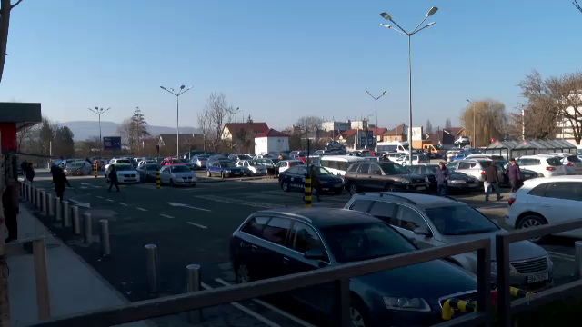 Bătuți de cerșetori pentru că nu le-au dat bani. Doi soți au fost răniți grav, atacați în parcarea unui magazin