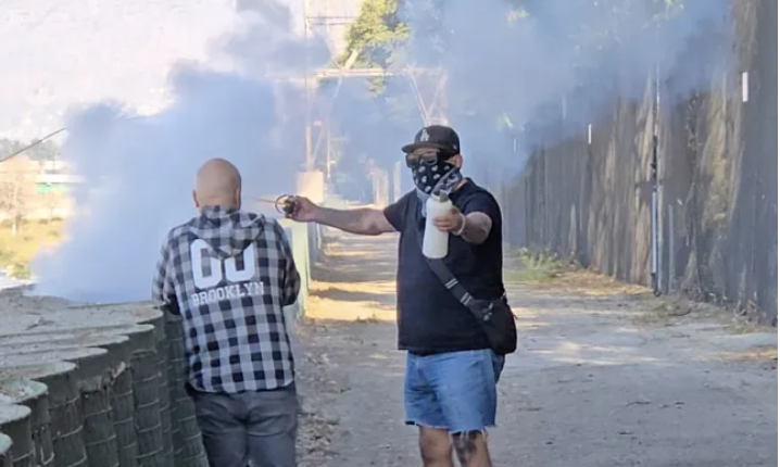 Un „piroman” care aprindea noi focuri în Los Angeles a fost oprit de localnici. Bărbatul a spus că îi era frig