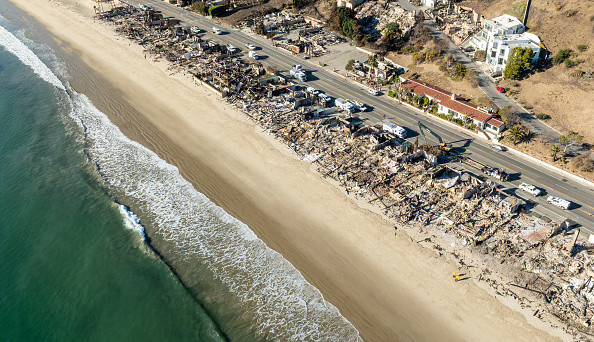 Creșteri de chirii abuzive în urma incendiilor din Los Angeles. Chiria unei locuinţe a crescut brusc cu 4.000 de dolari