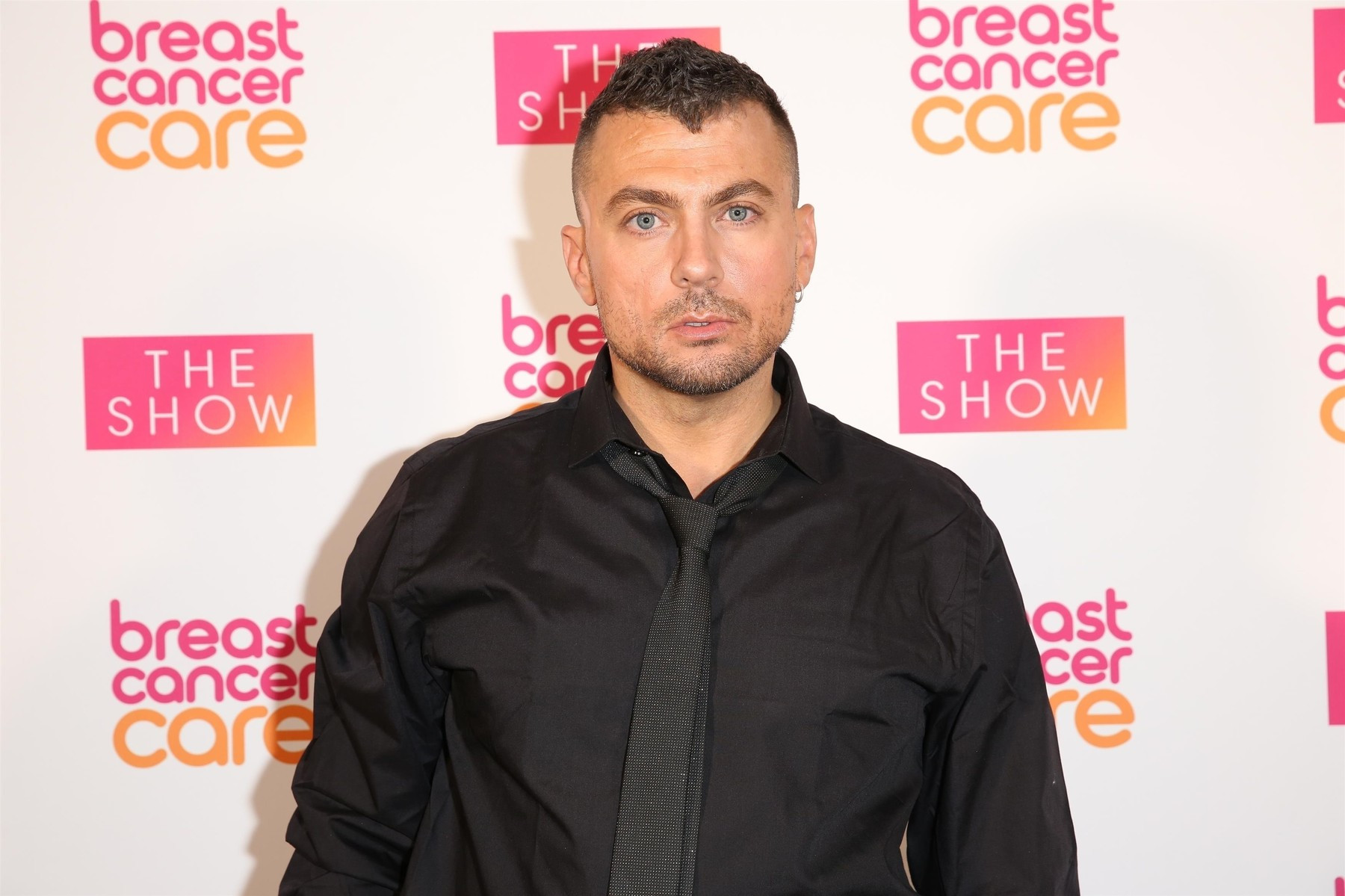 Un actor britanic a murit din cauza unei boli respiratorii severe după ce a folosit excesiv dispozitive de vapat