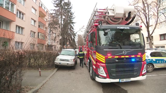 O bătrână a murit în timp ce își încălzea mâncare. Apartamentul i-a luat foc de la aragaz