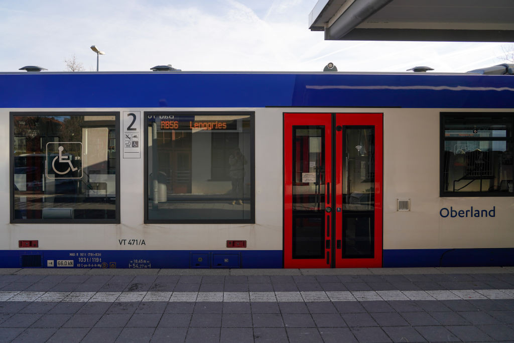 Pasagerul unui tren de mare viteză în Germania a luat o pauză de fumat și a rămas pe afară. A ajuns ulterior să fie arestat