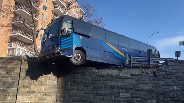 Un șofer de autobuz din New York a lovit un parapet și a rămas cu vehiculul suspendat la o înălțime de aproape 4 metri