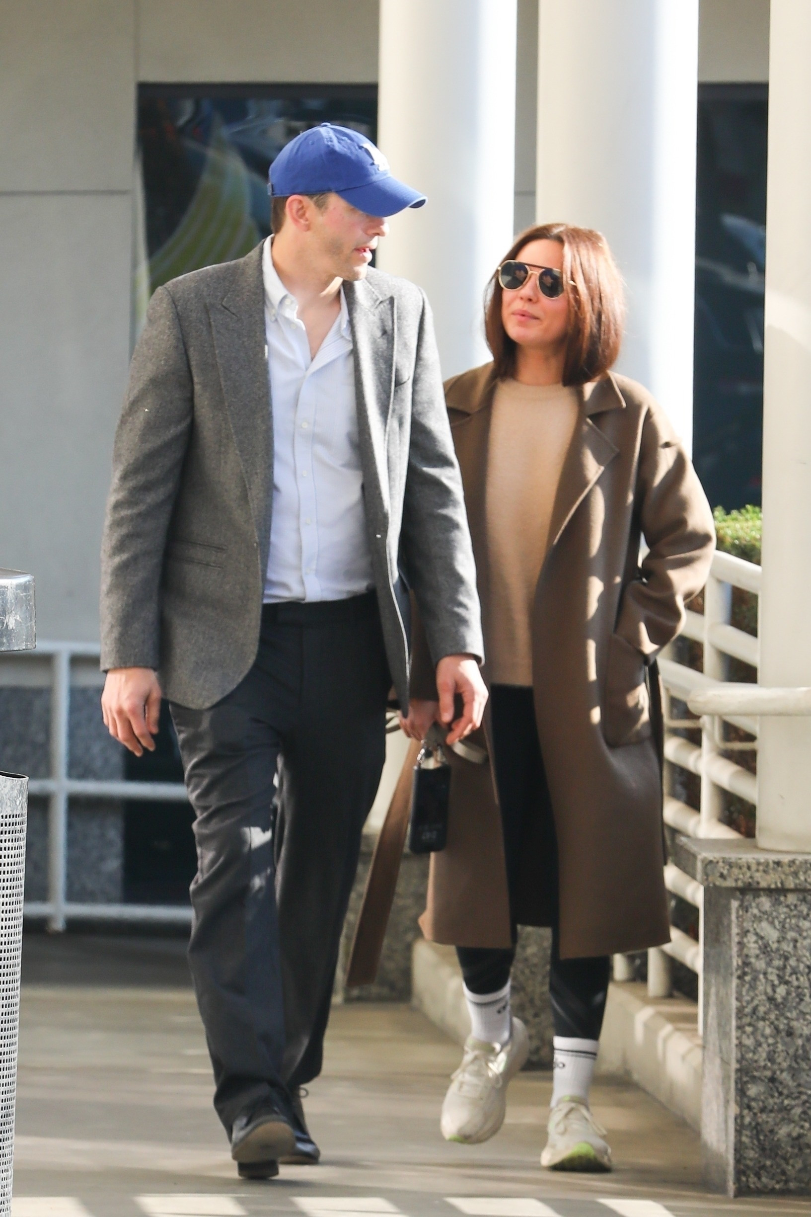 Mila Kunis și Ashton Kutcher, plimbare romantică pe străzile din West Hollywood. Actrița și-a schimbat look-ul. GALERIE FOTO