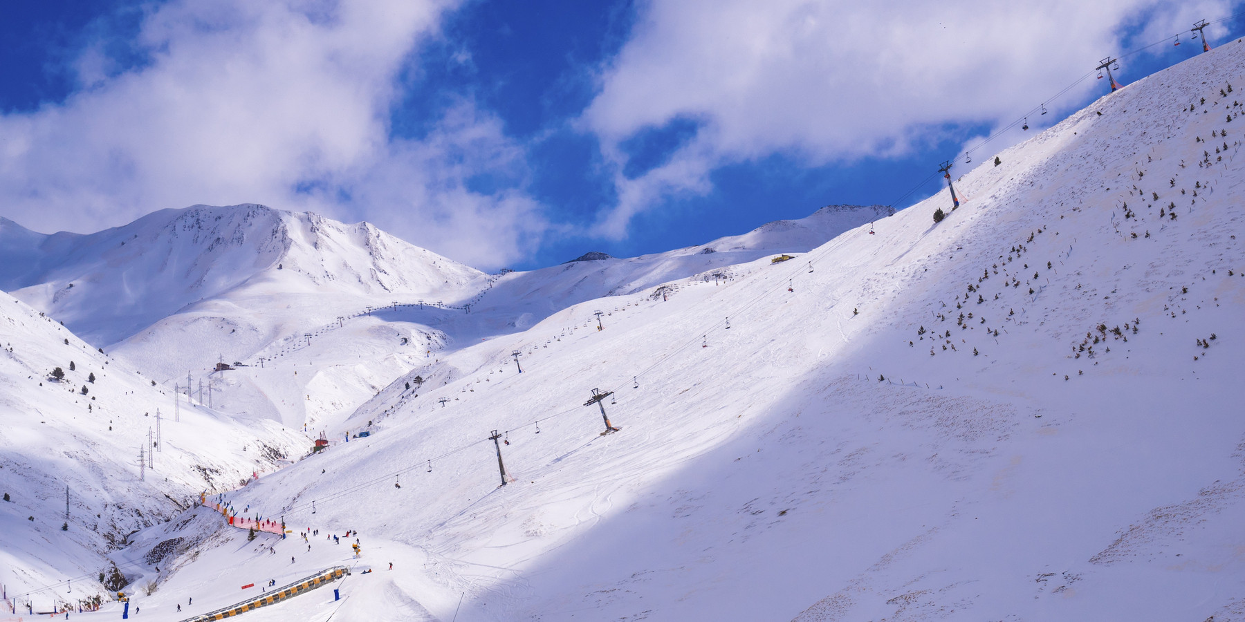 Accident grav la un telescaun, într-o stațiune de schi din Spania. Sunt zeci de răniți