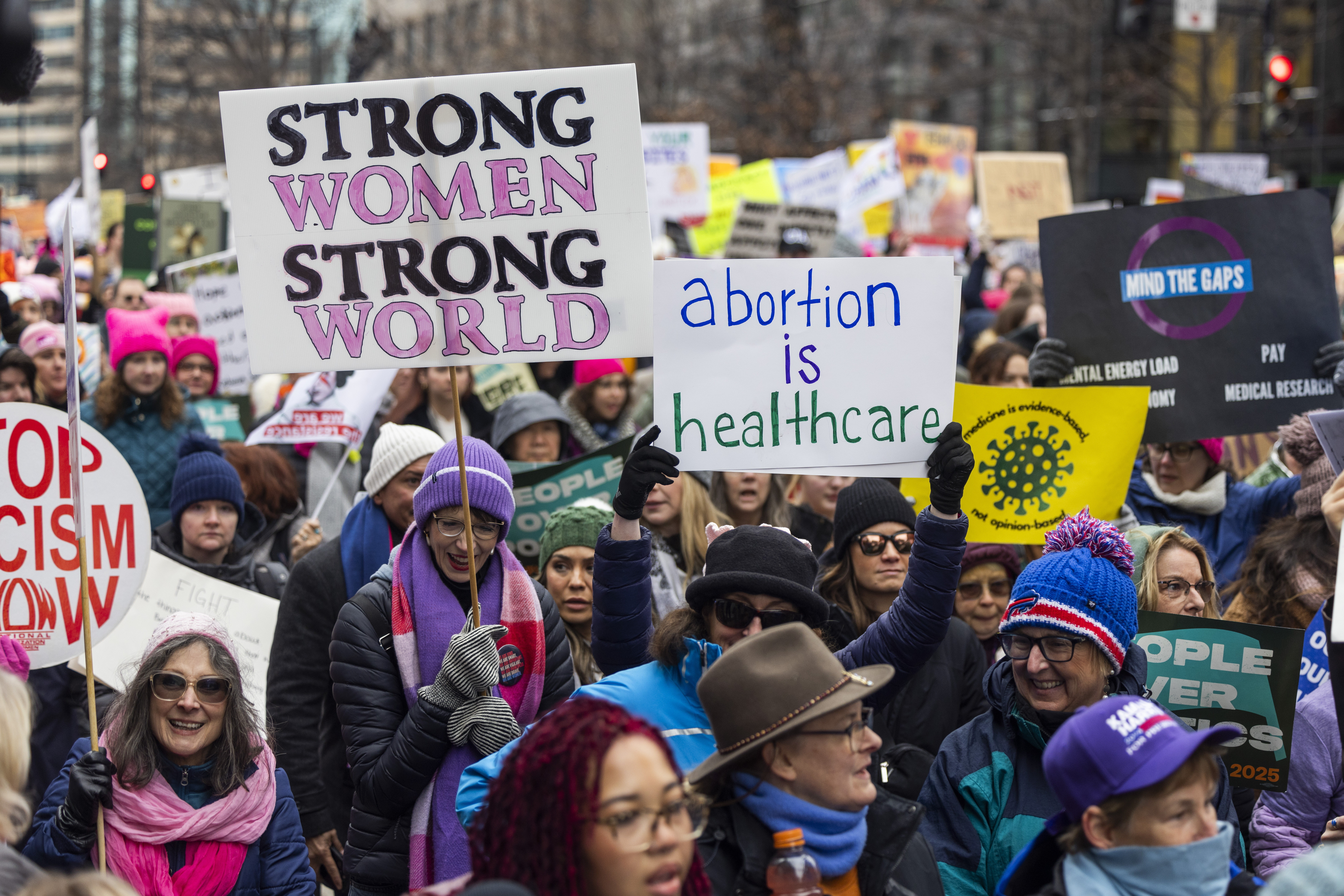 Proteste față de politicile lui Donald Trump. Mii de persoane, majoritatea femei, au ieșit pe străzile din Washington DC