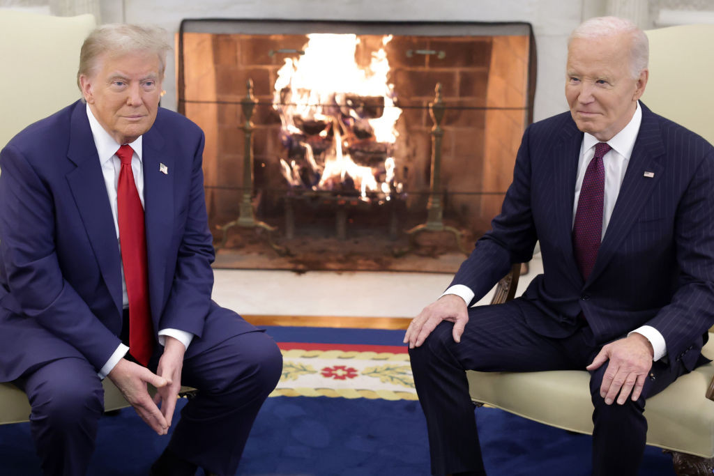 Joe Biden a găsit o scrisoare de la Donald Trump în Biroul Oval. „Este o situaţie extrem de neobişnuită”