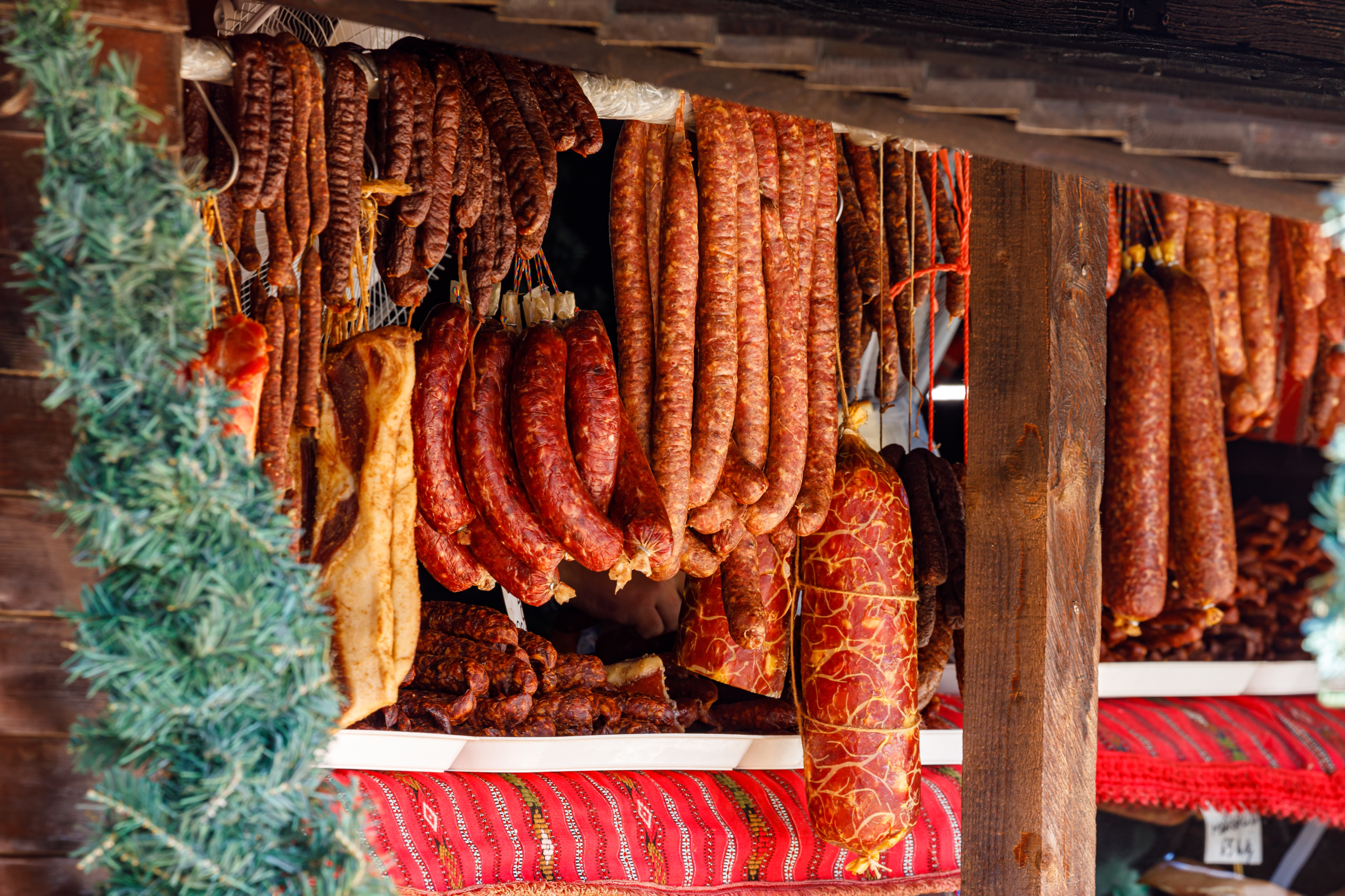 Devoratorii de șuncă și cârnați au un risc mai mare să se îmbolnăvească de demență. Singura carne care reduce pericolul