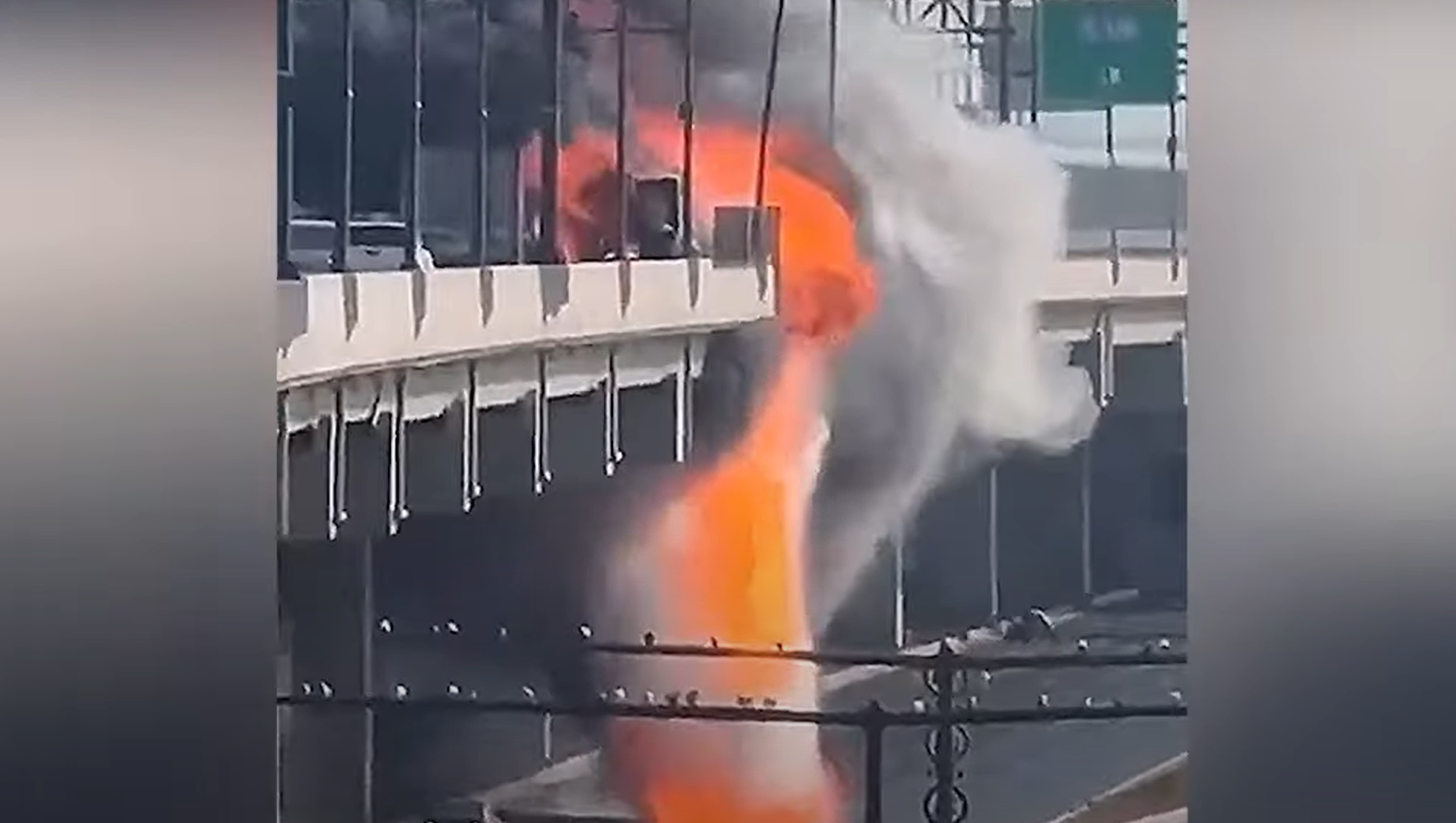 Cascada de foc care se prăbușește de pe un pod. Imaginile sunt spectaculoase | VIDEO