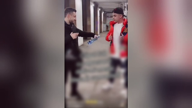 „Influencer” bătut pe o stradă din Capitală pentru că a insistat să-i ia interviu unui tânăr. Agresorul, căutat de polițiști