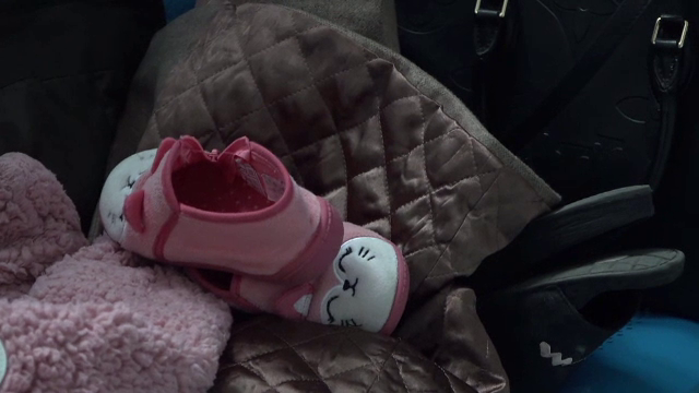 Anastasia, fetița moartă în creșa ilegală din Medgidia, a fost înmormântată cu baloane albe. În oraș nu există creșă de stat