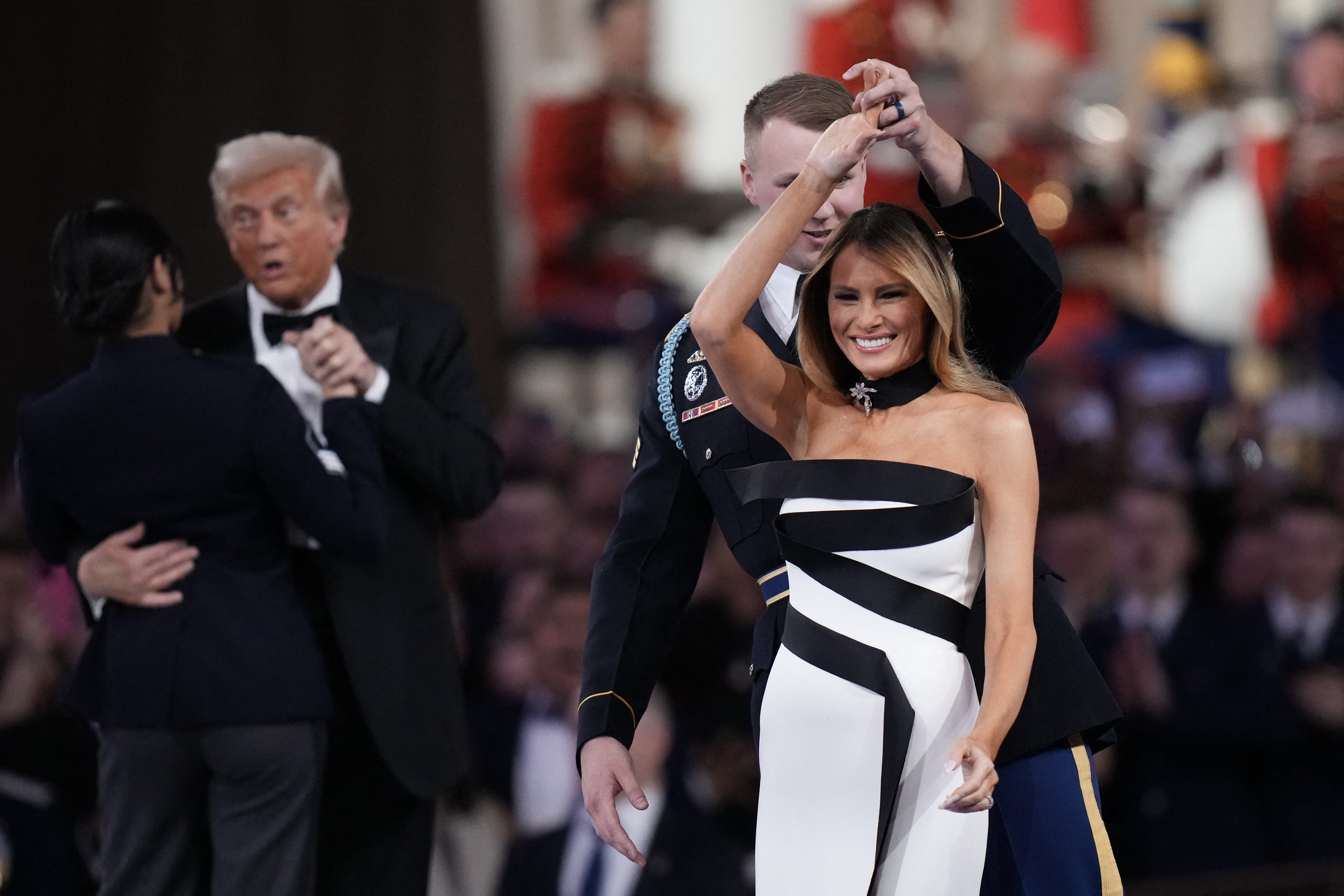 Melania Trump a purtat o rochie spectaculoasă la Balul în cinstea soțului ei. Detaliul care a evidențiat outfitul. FOTO