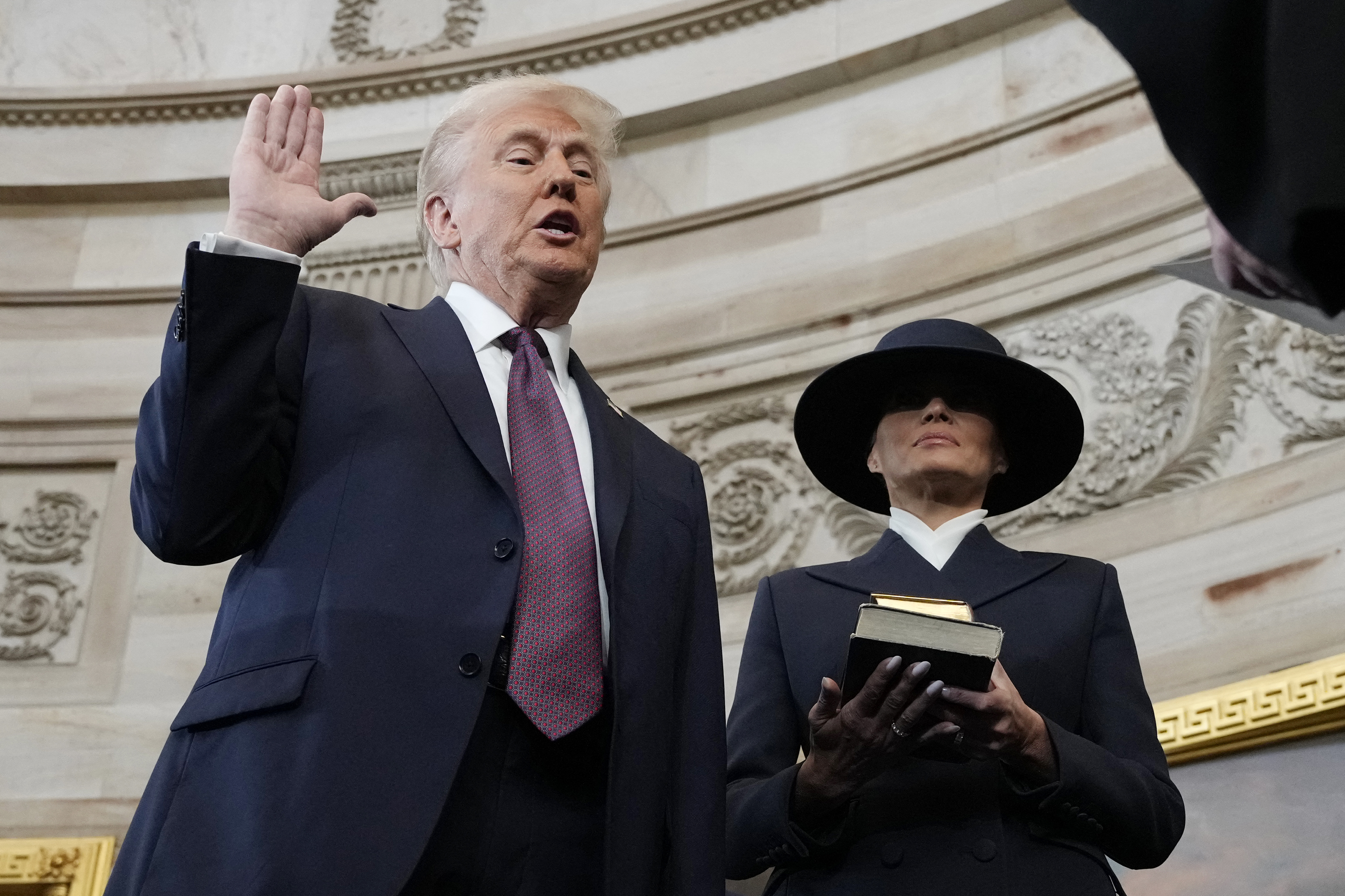 Donald Trump nu a jurat cu mâna pe Biblie în timpul ceremoniei de învestitură. FOTO&VIDEO
