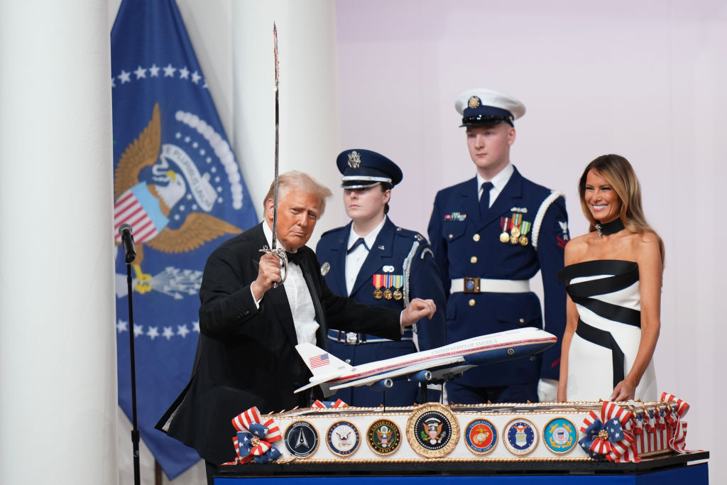 VIDEO viral cu noul președinte al SUA. Donald Trump a dansat cu o sabie în mână pe melodia sa preferată, ”YMCA”