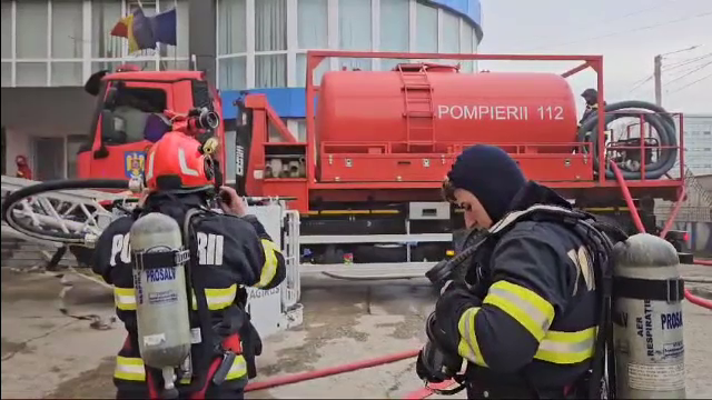 Incendiu puternic la o clădire din Slatina, pe o suprafaţă de aproximativ 10.000 mp. „Nici nu știu dacă e asigurată”