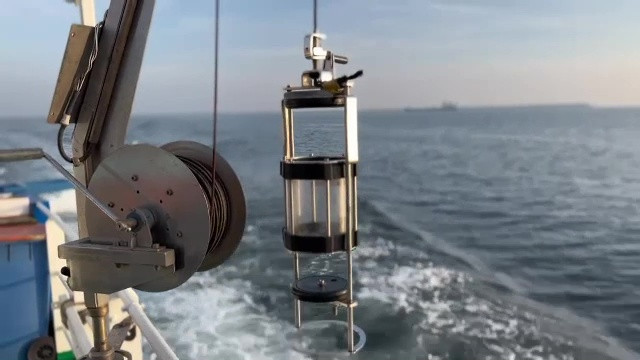 Autoritățile de mediu din România testează apa din Marea Neagră, după ce două petroliere rusești au pierdut tone de păcură